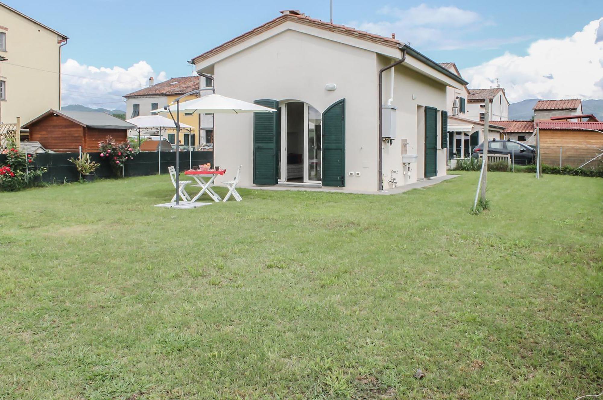 Modern Home With Private Parking Near The Station! لوكا المظهر الخارجي الصورة